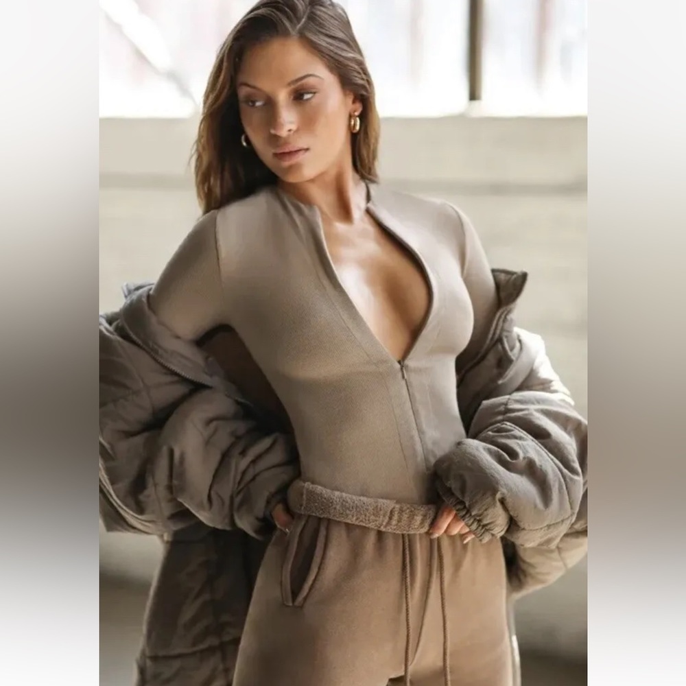 *SOLD* Joah Brown invisible zip long sleeve top s/m small medium taupe beige